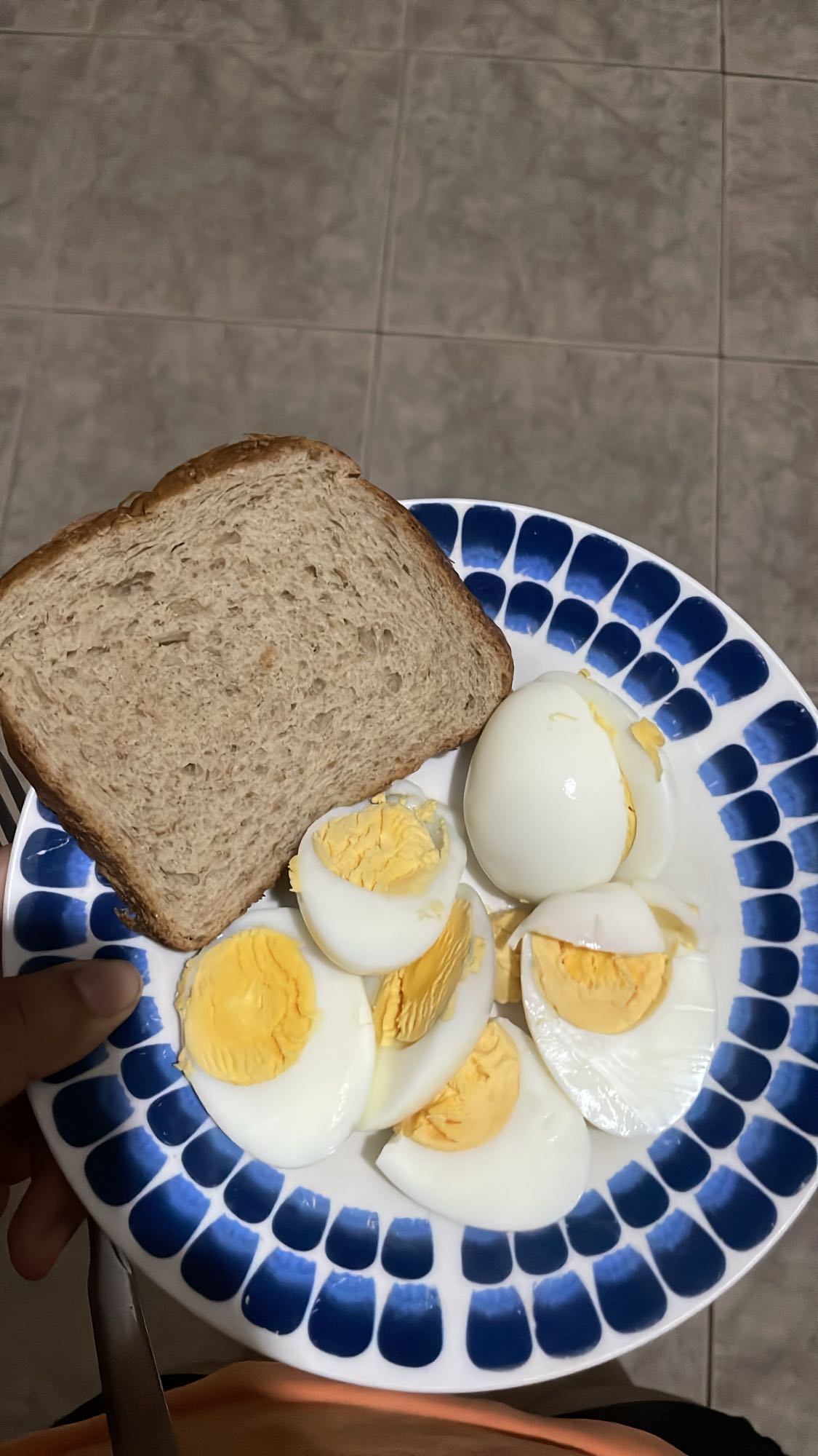 Huevos cocidos y pan integral