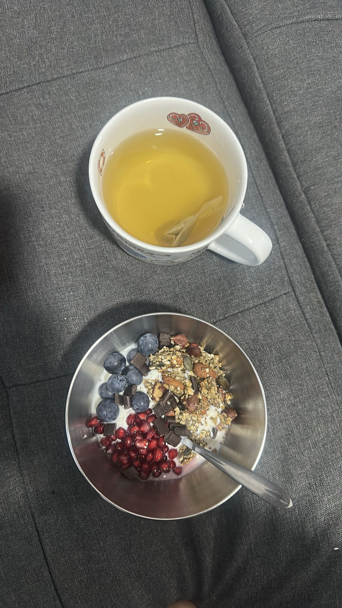 Bol de yaourt et thé