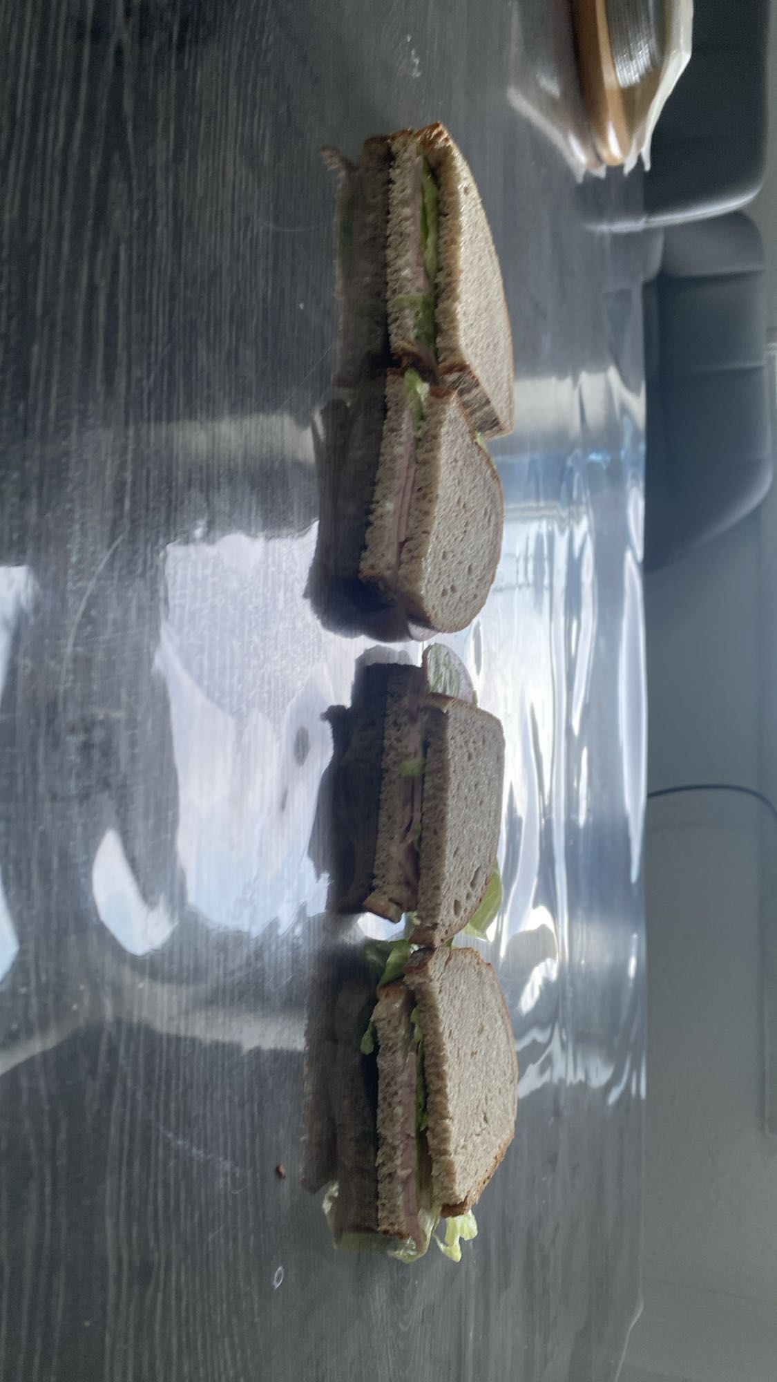 Sandwich de jamón y lechuga