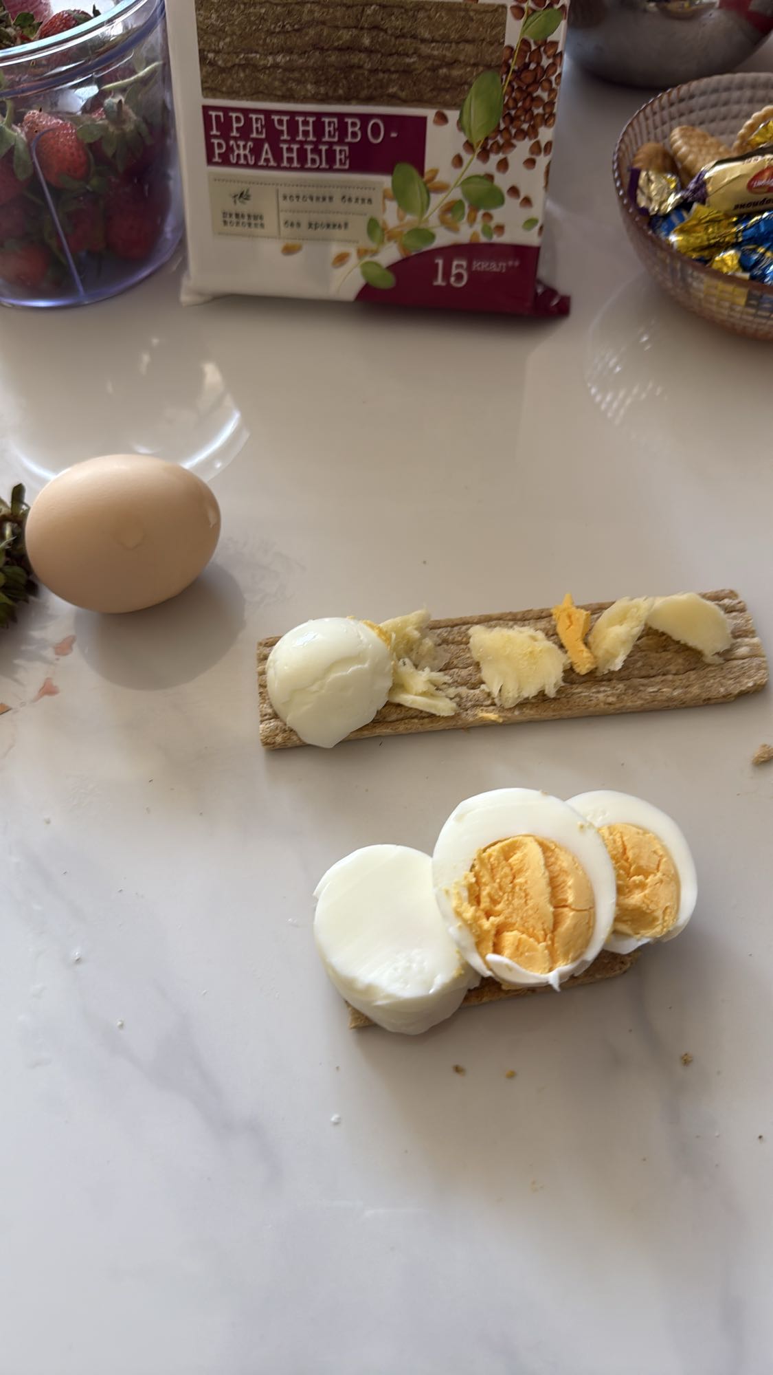 Яйцо и хлебцы