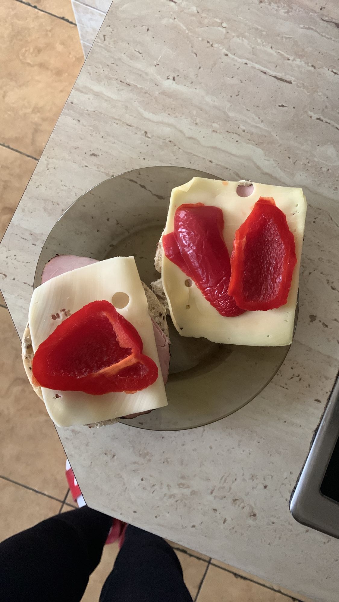 Kanapki z serem i papryką