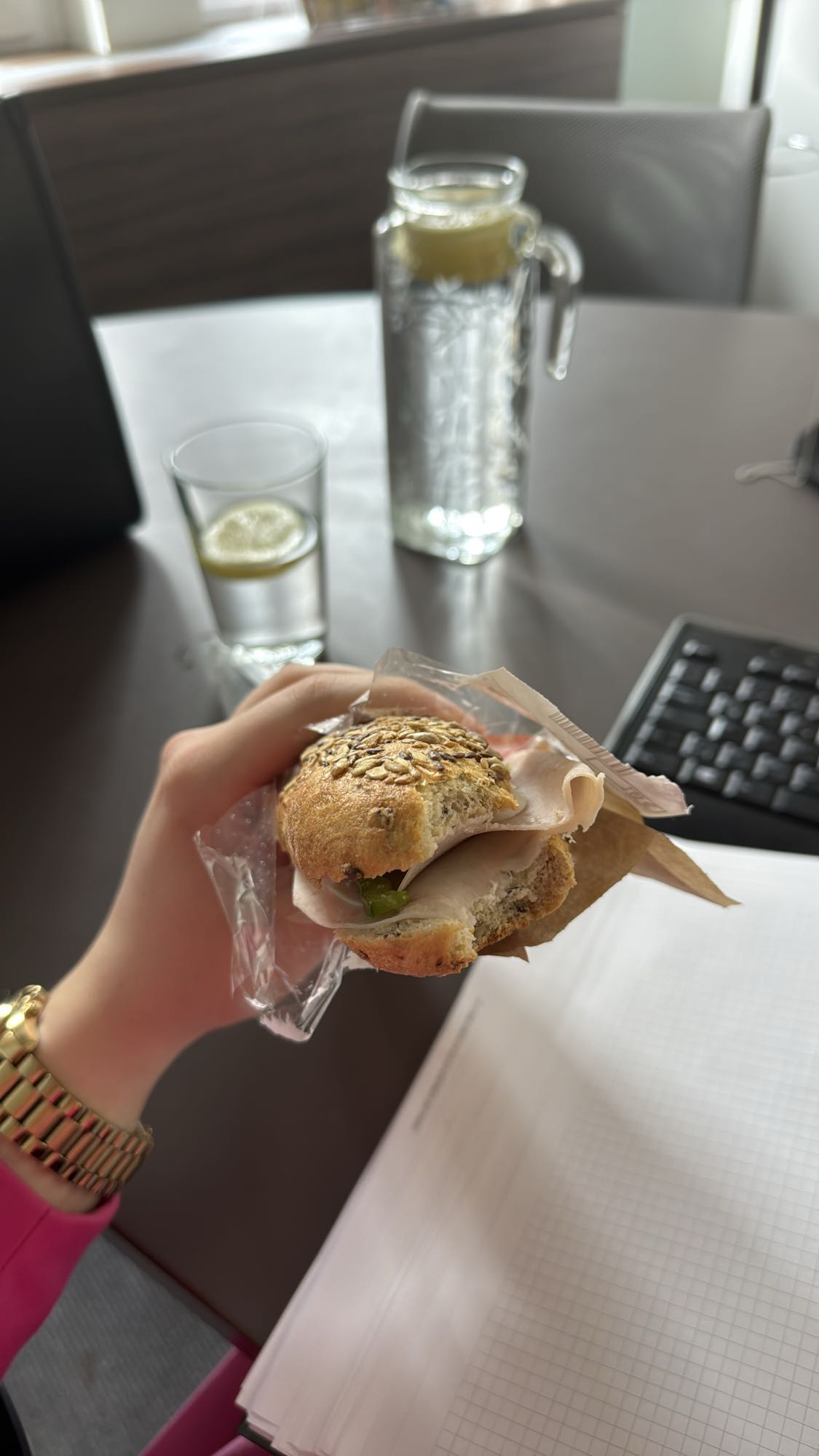 Fitnessstange mit Putenschinken, Ei, Paprika und Salat