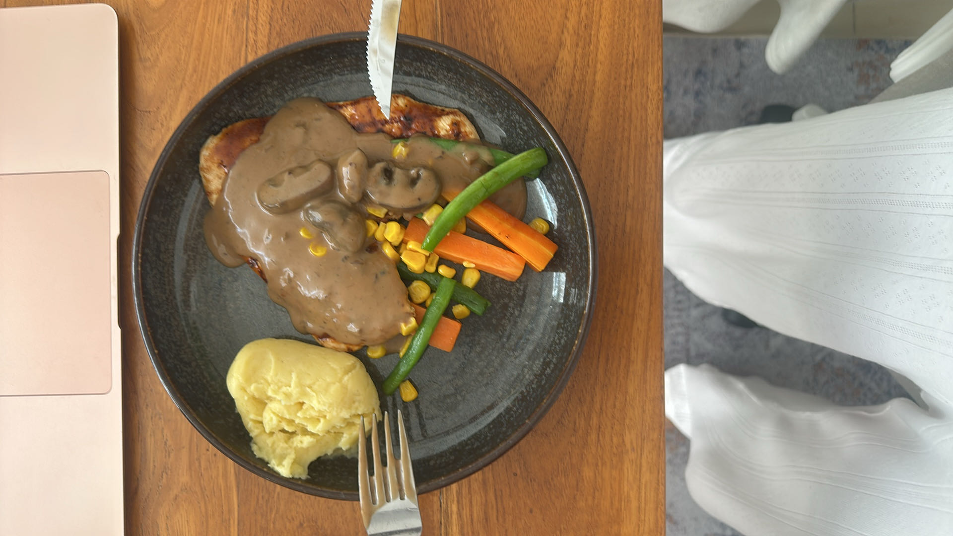 Курица с пюре и соусом