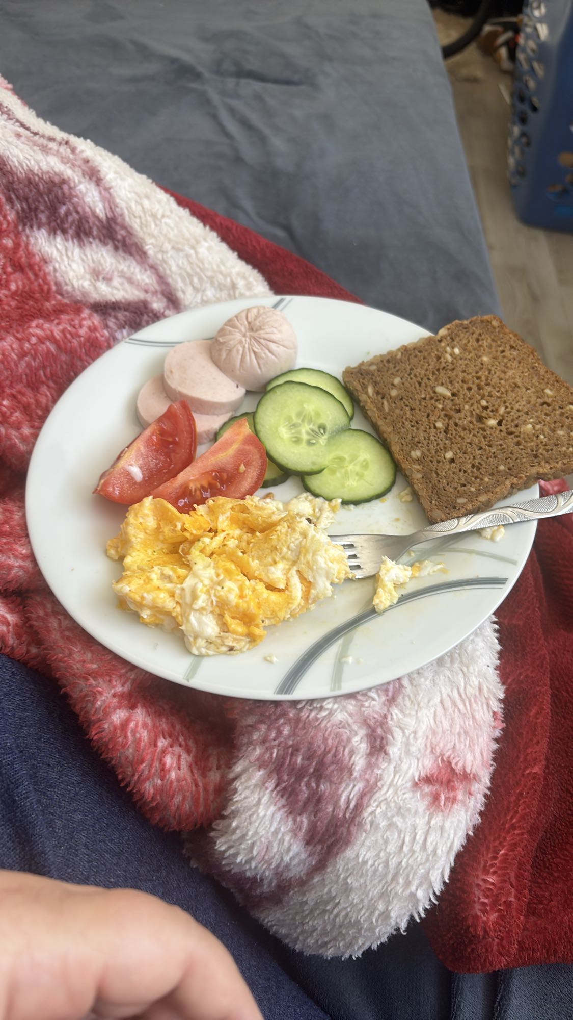 Desayuno con huevo y pan