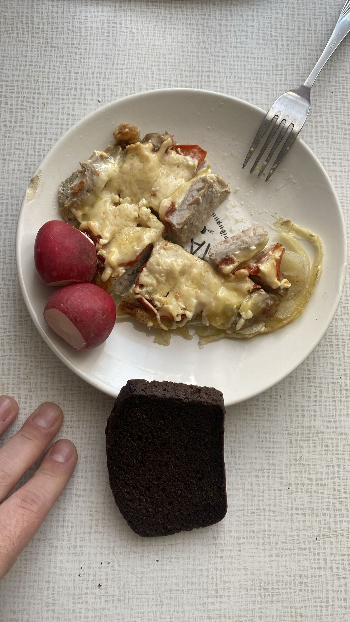 Свинина с сыром и хлеб