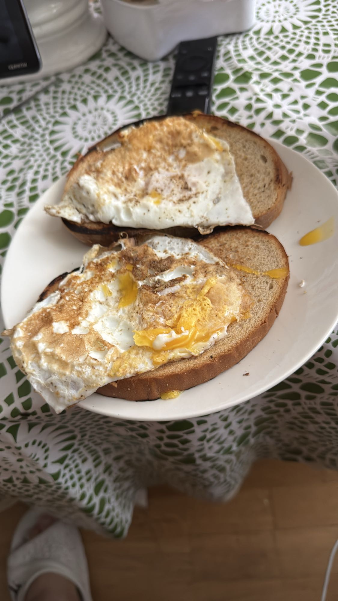 Stekt ägg på rostat bröd