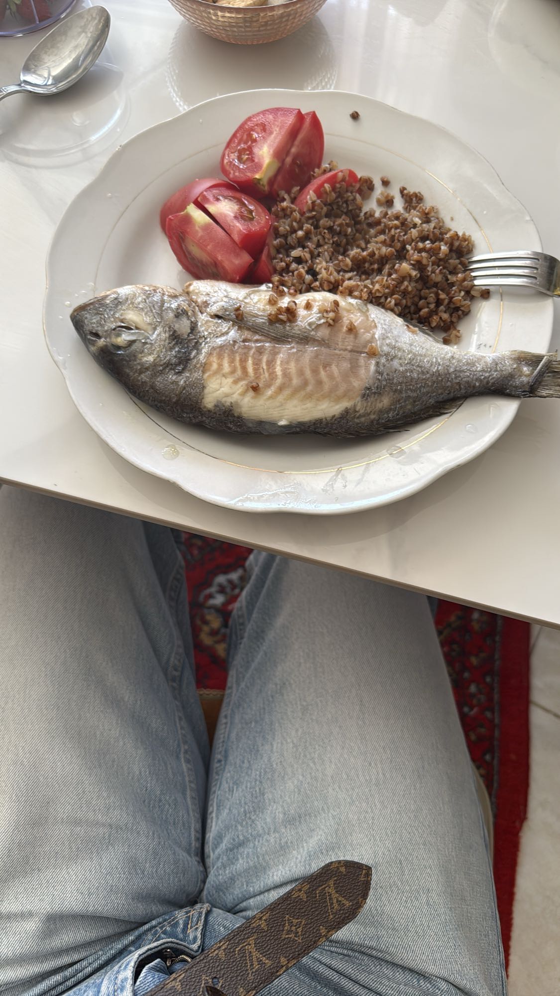 Рыба с гречкой и помидором