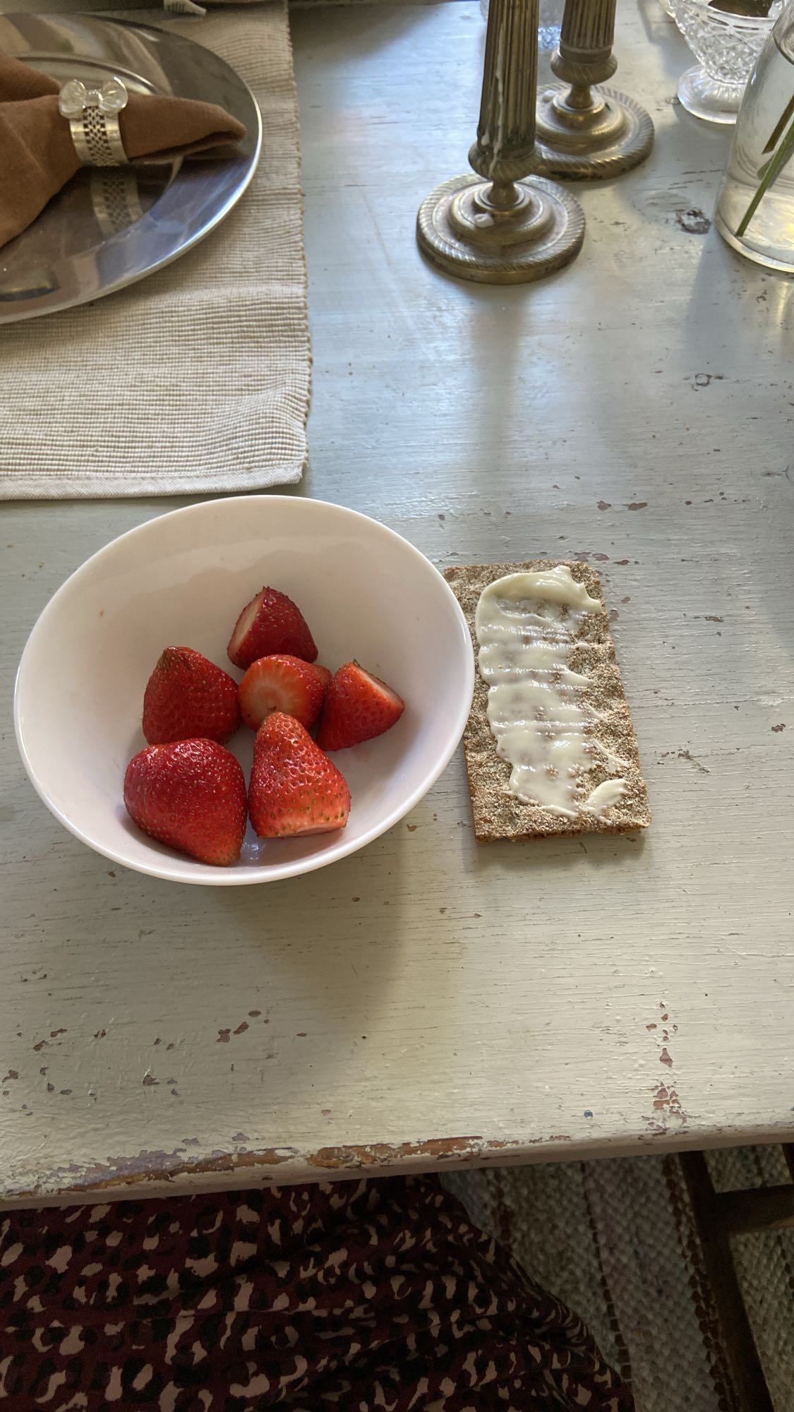 Jordgubbar och knäckebröd