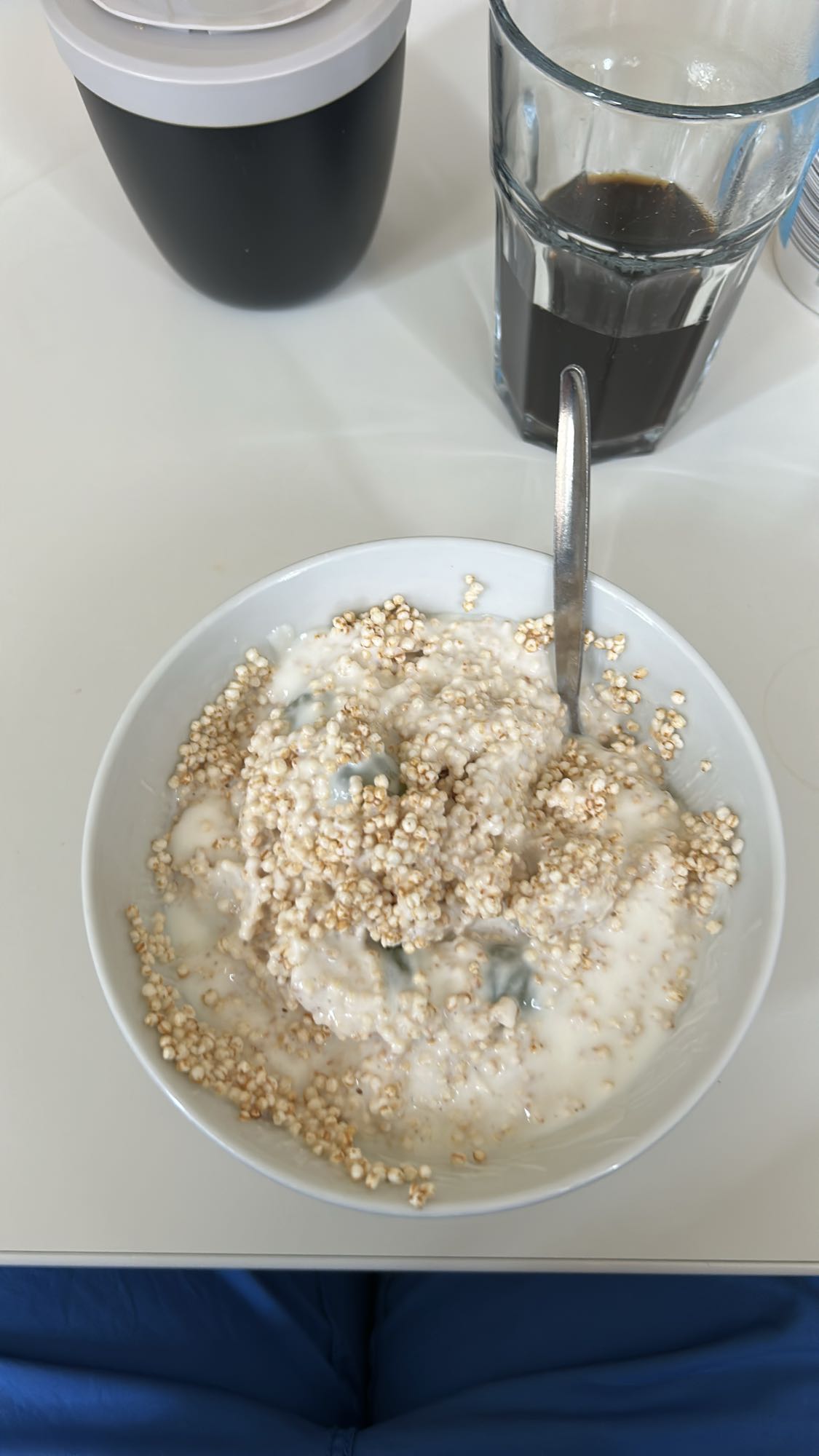 Yogur con quinoa inflada