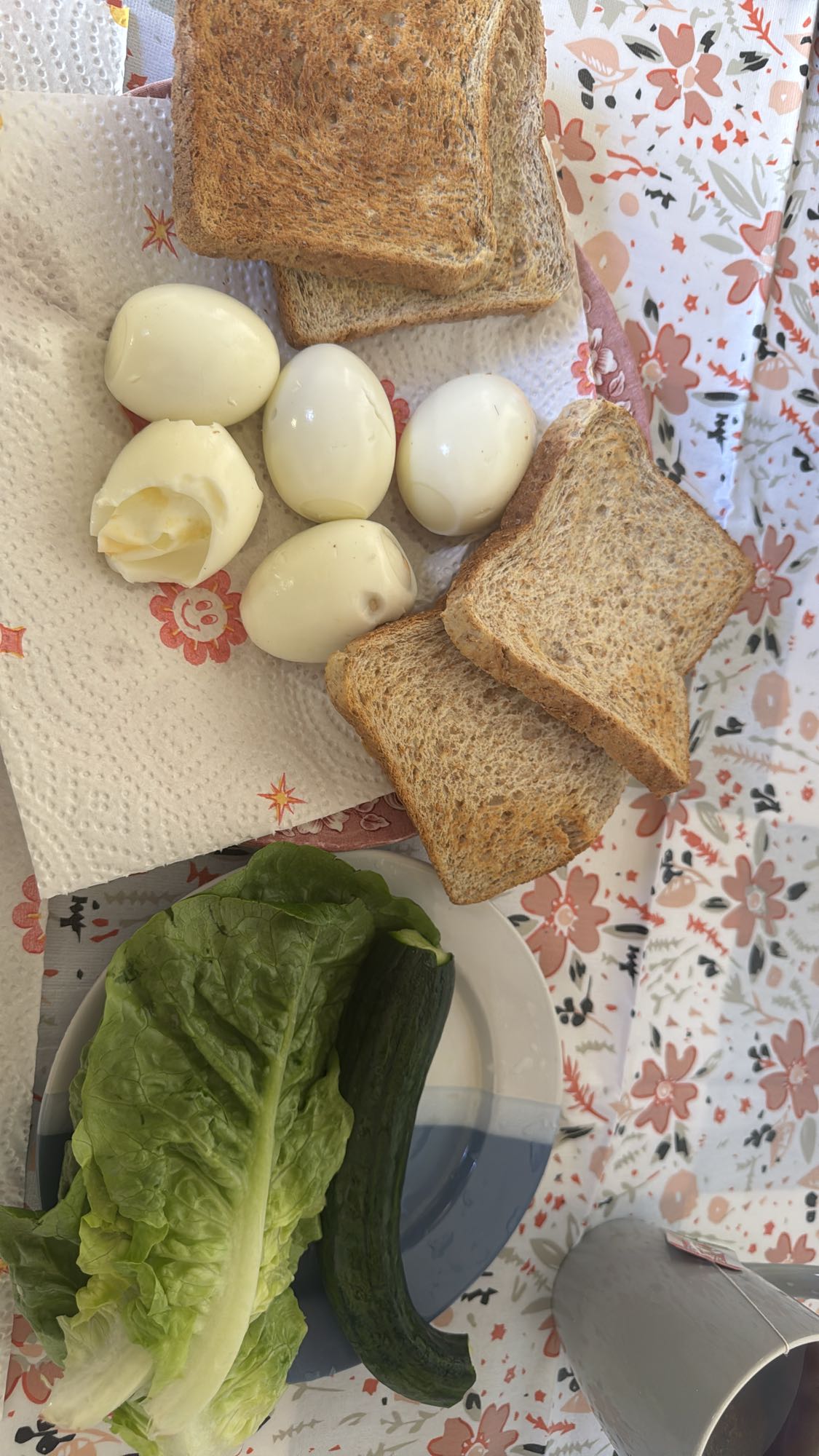 بيض وخبز محمص وخضار