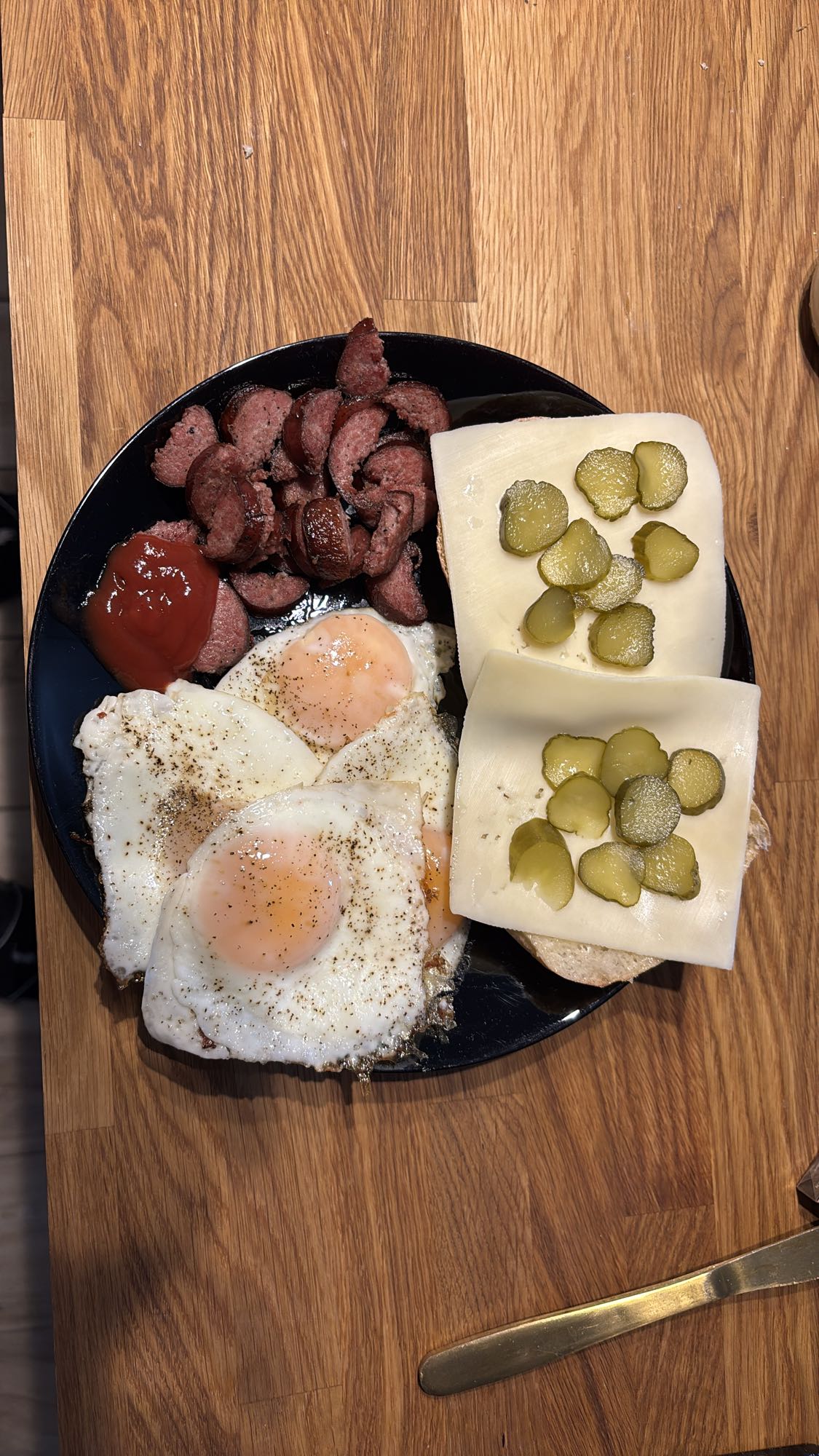 Jajka z kiełbasą i serem