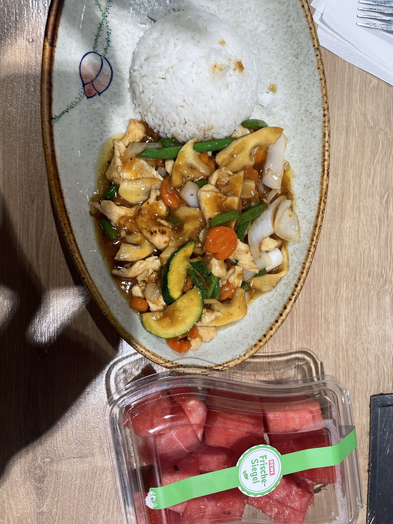 Hähnchen-Gemüse mit Reis & Wassermelone