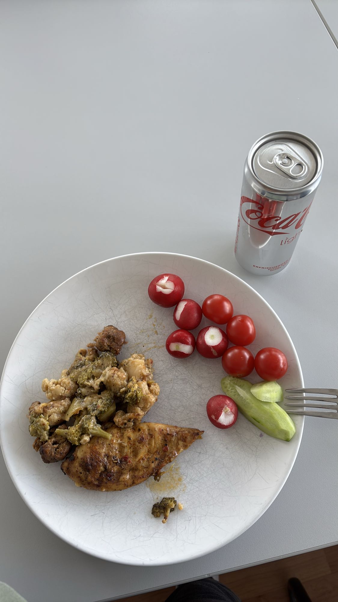 Tavuk ve sebze tabağı