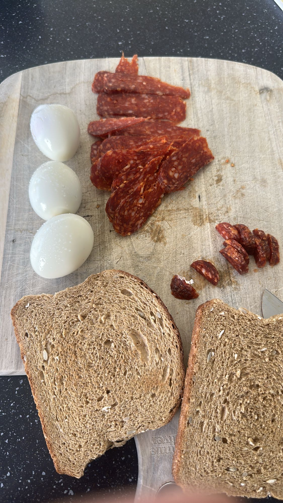 Ägg och salami smörgås