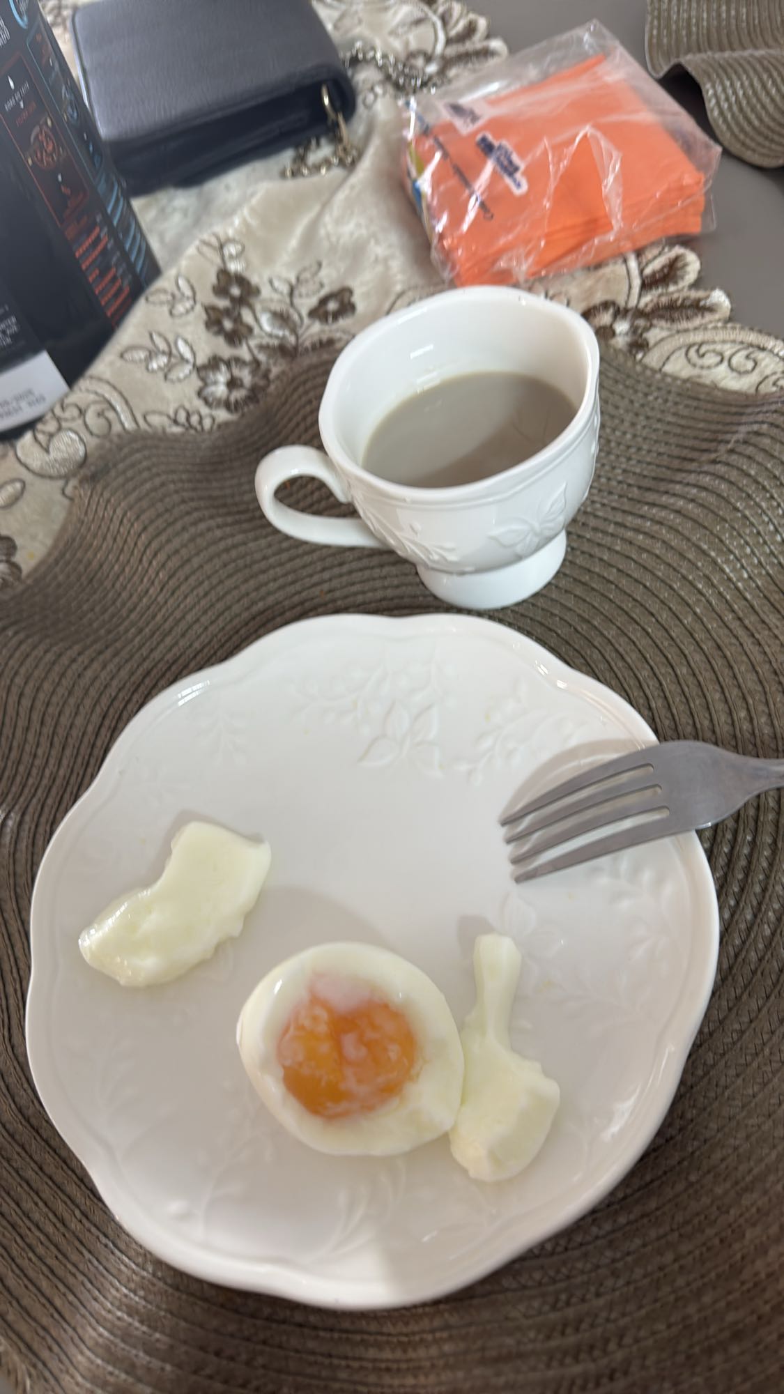 Ovo cozido e café com leite desnatado