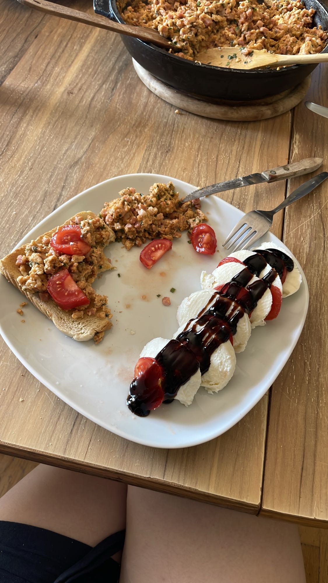 Tostada con queso y tomate