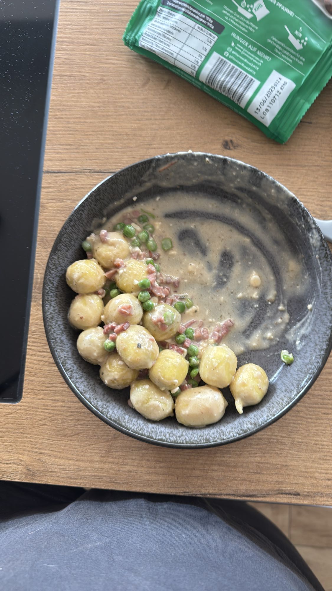 Gefüllte Gnocchi mit Spinat, Erbsen und magerem Speck