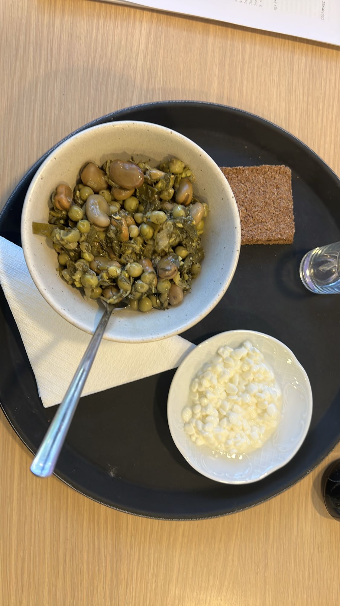 Κουκιά με παξιμάδι και τυρί