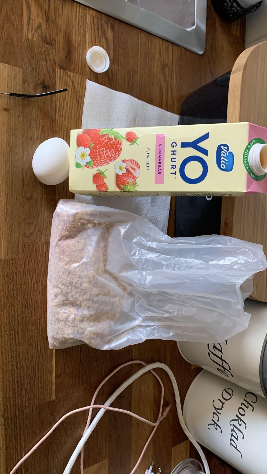 Yoghurt med müsli och ägg