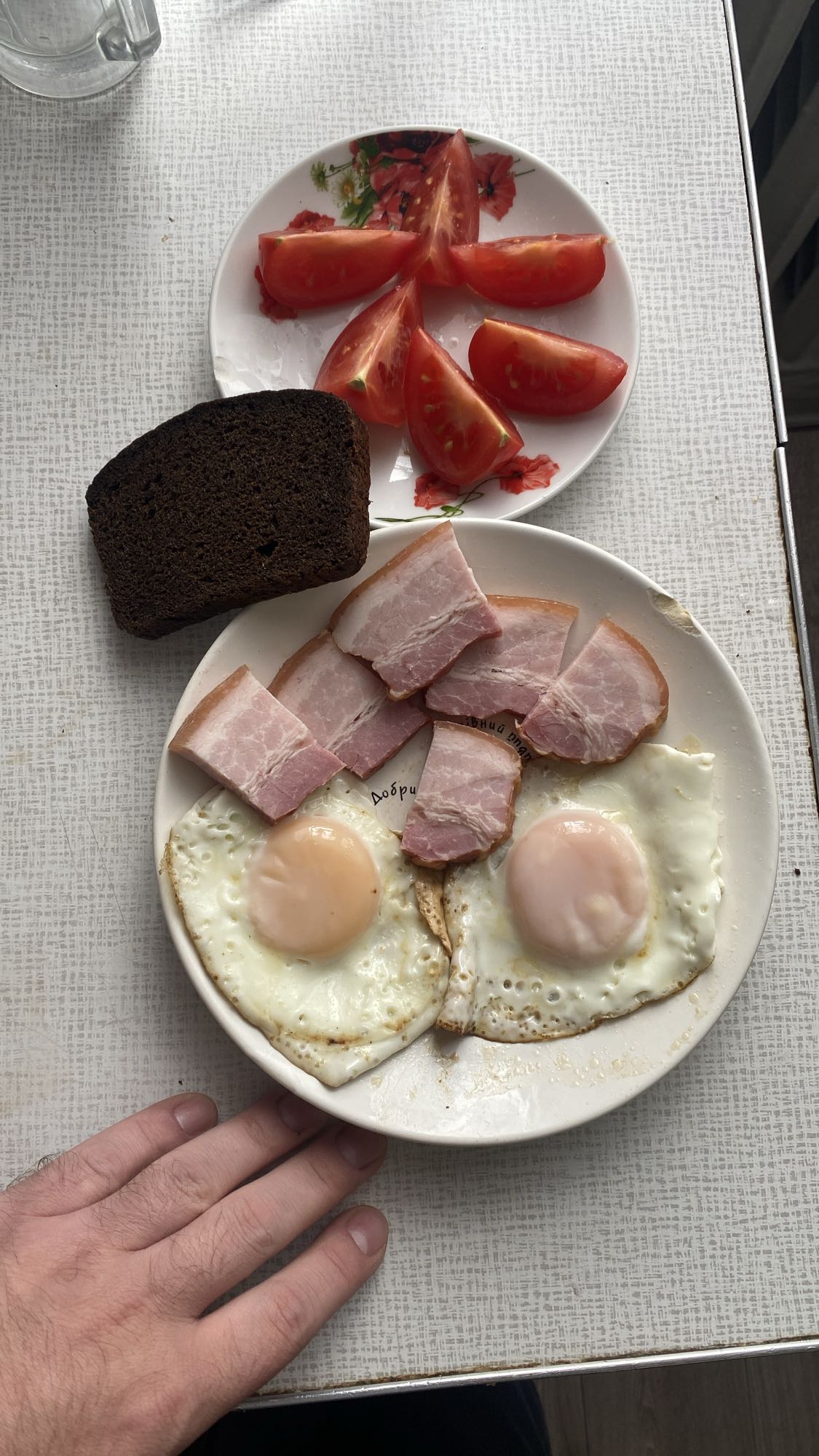 Яйца с беконом и хлебом