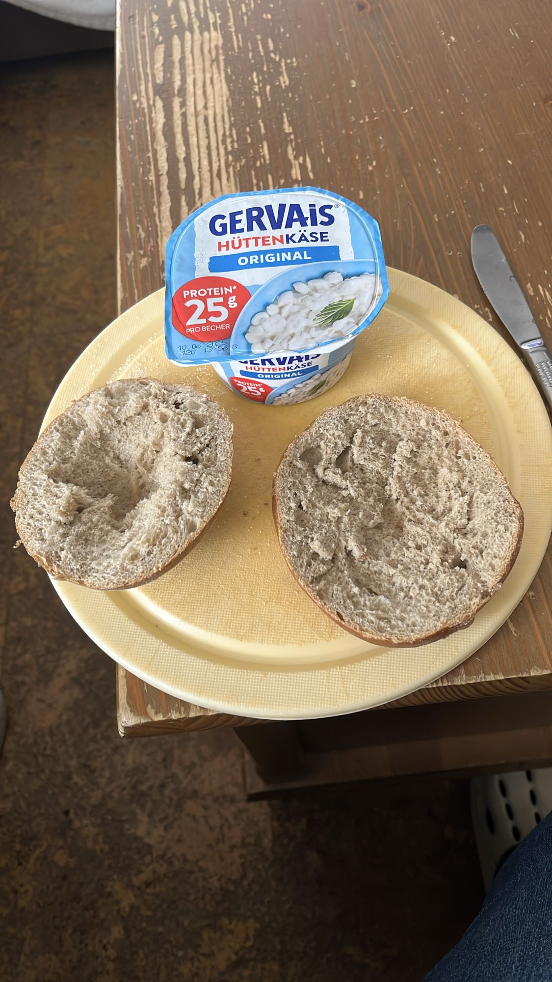 Hüttenkäse mit Brötchen