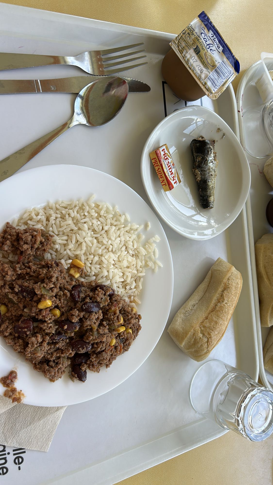 Riz, chili, sardine, dessert