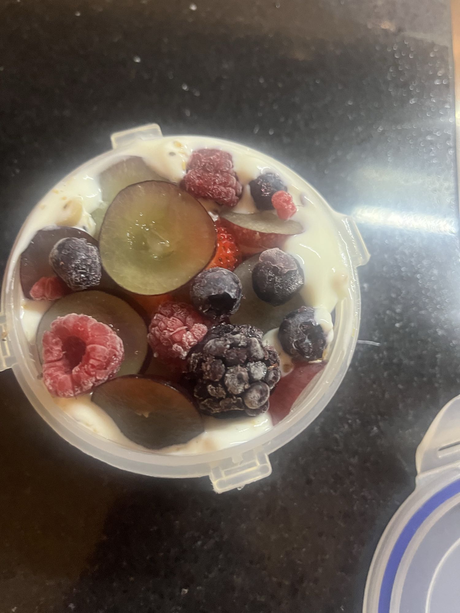 Yogur con frutas mixtas