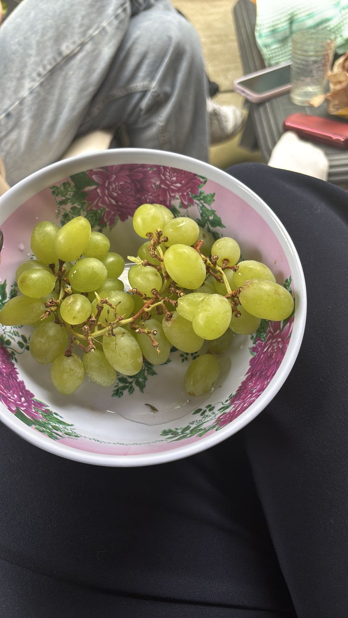 Zöld szőlő tálban