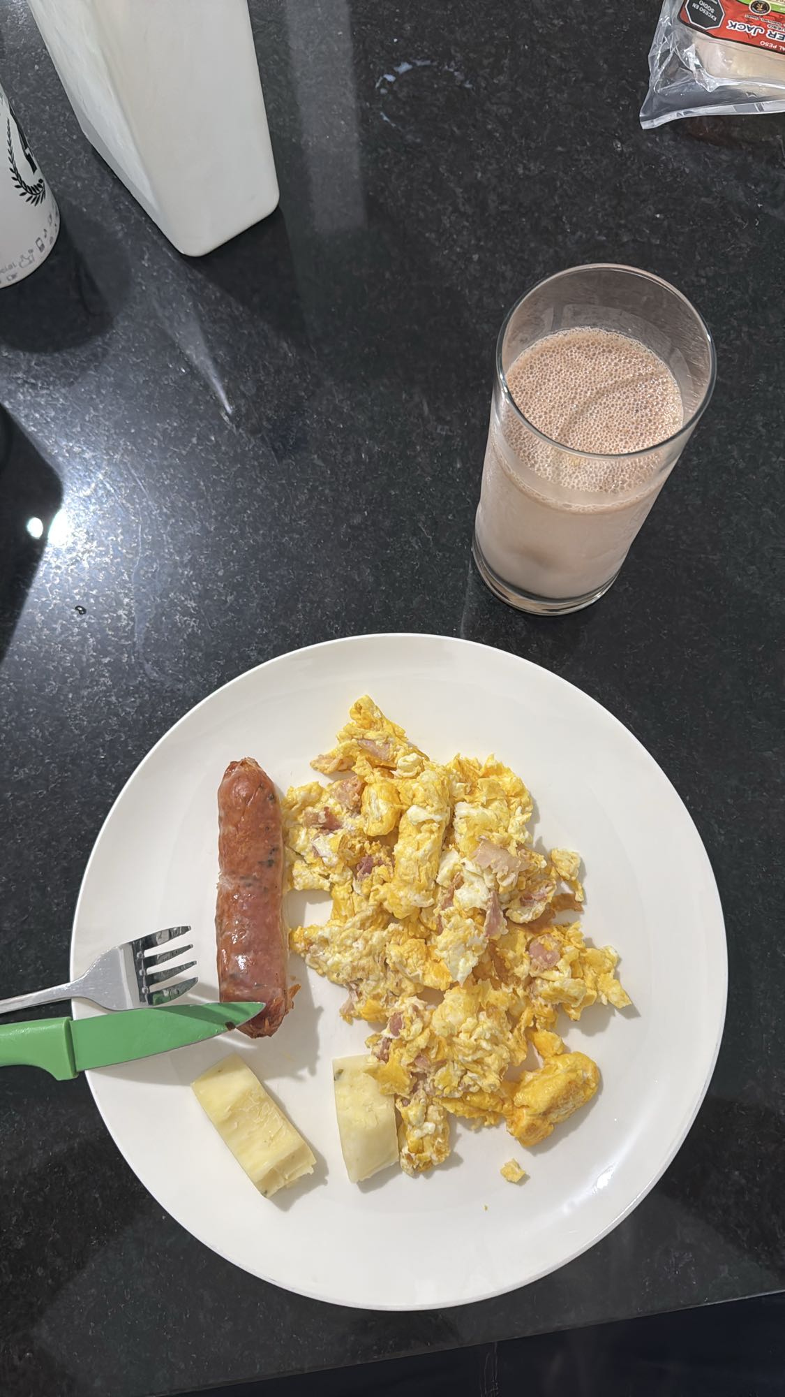 Desayuno con huevo y salchicha