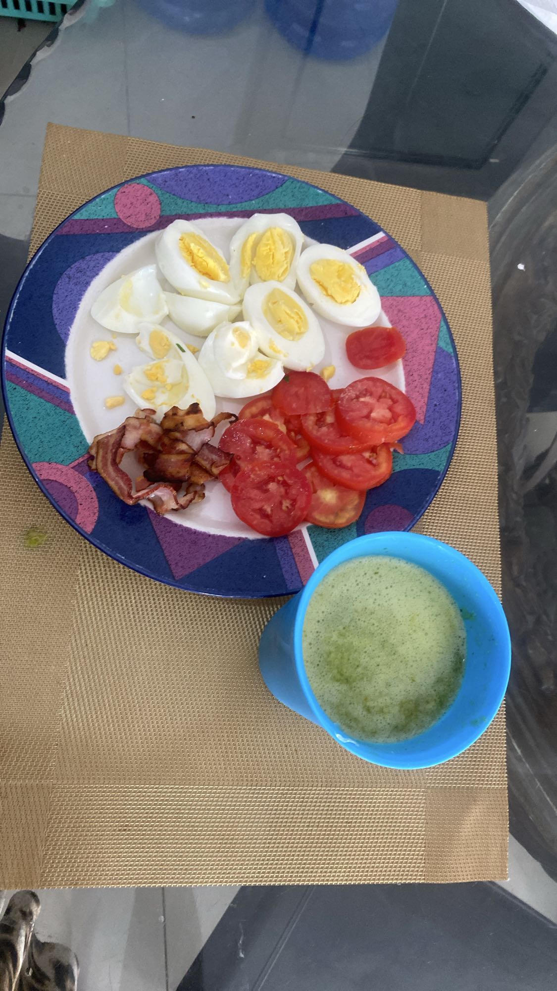 Desayuno con huevos y jugo