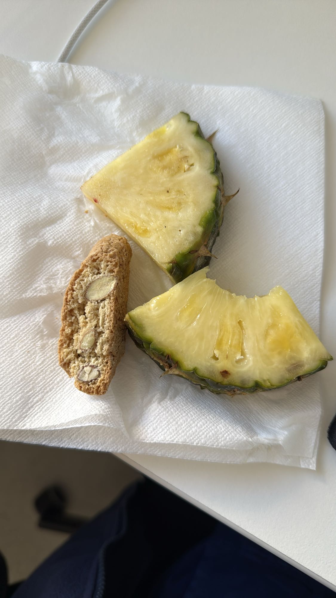 Ananas och mandelskorpa