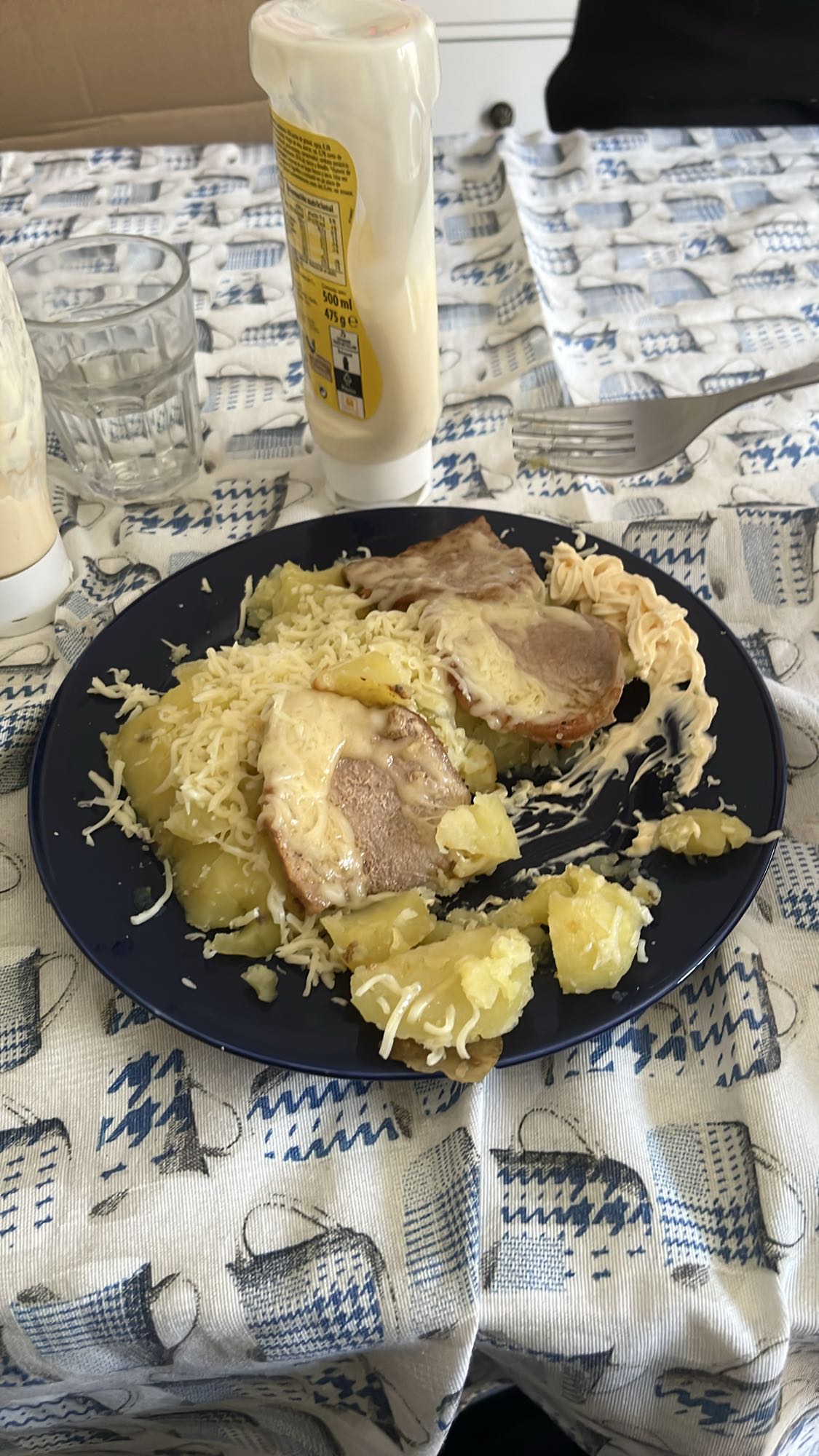 Cerdo con patatas y queso