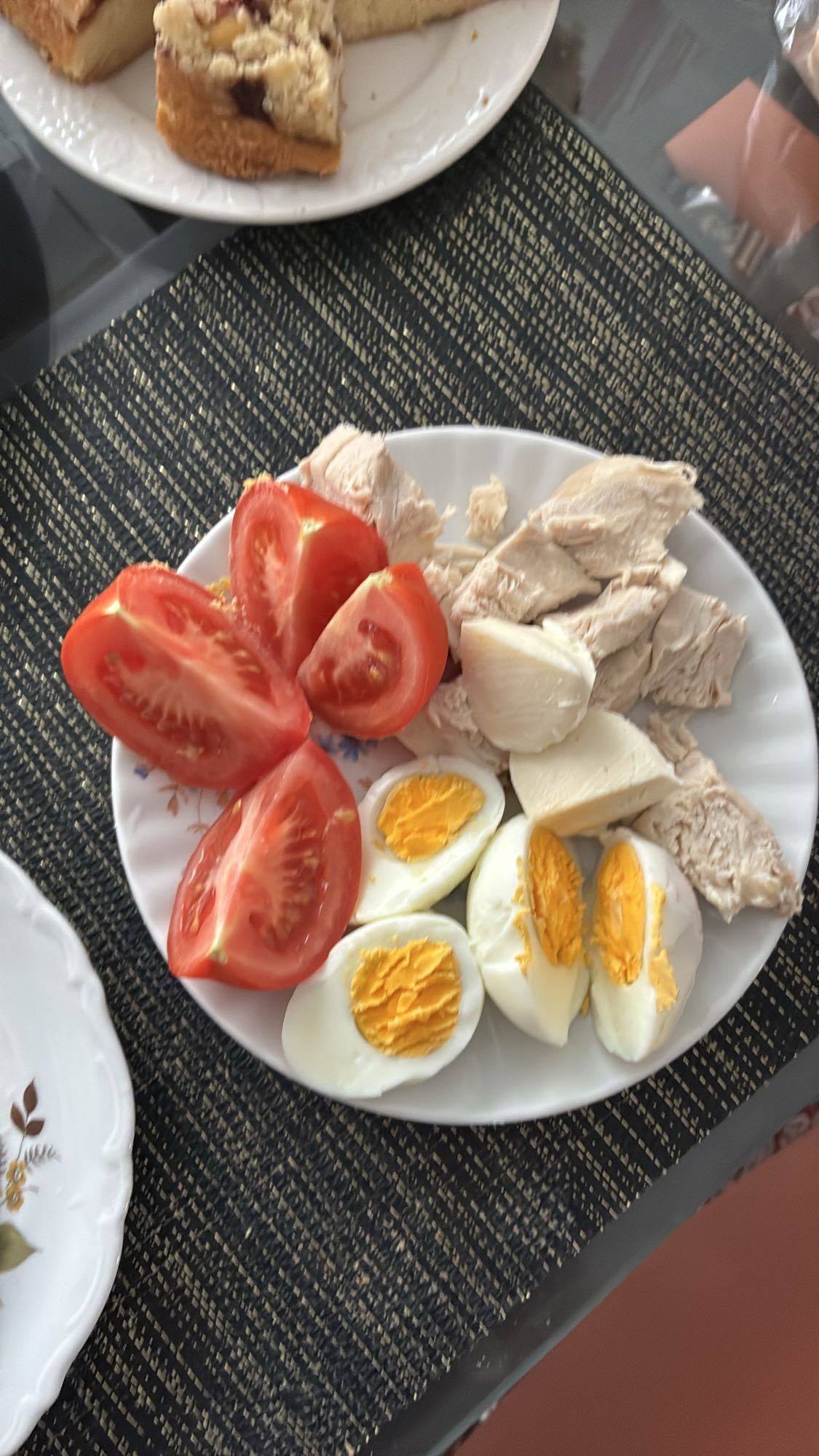 Яйца с курицей и овощами