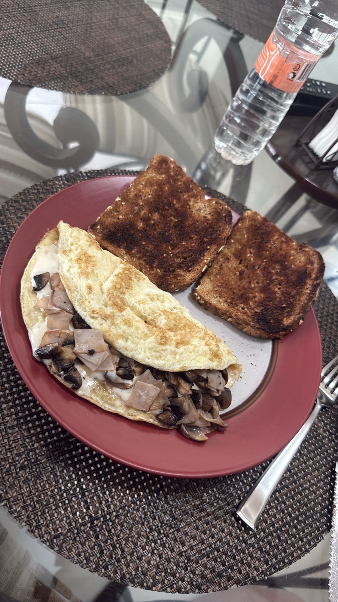 Omelette con pan integral y margarina