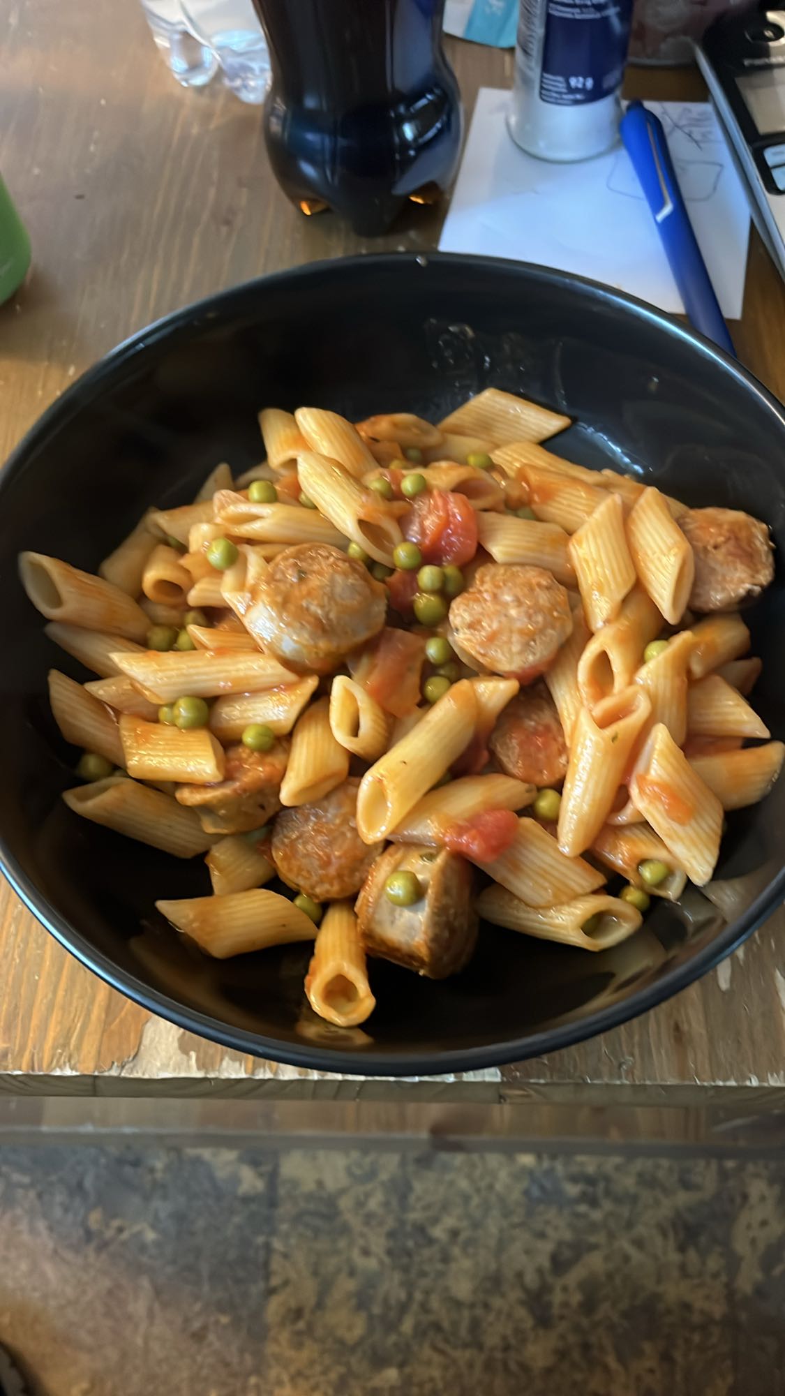 Pasta con salchicha y guisantes