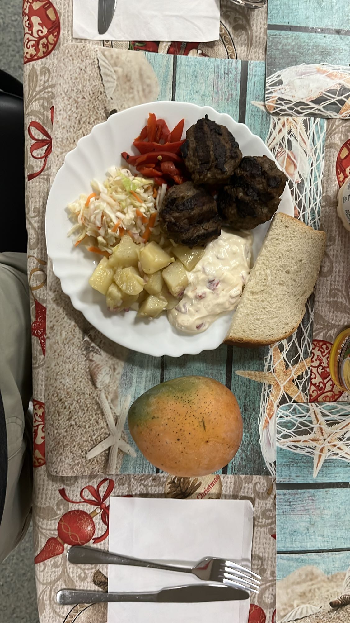 Обед с котлетами и манго