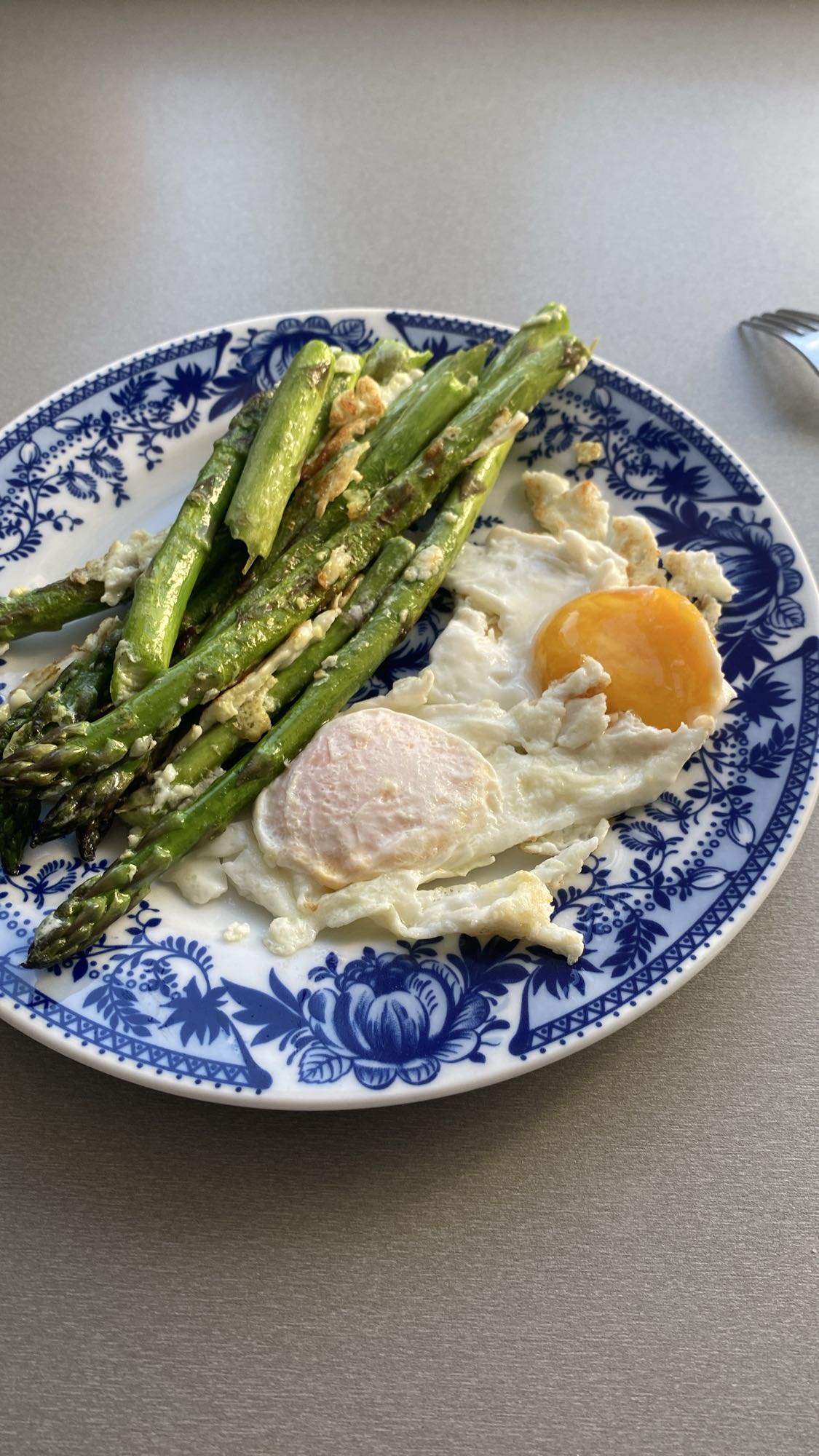 Szparagi z jajkiem sadzonym