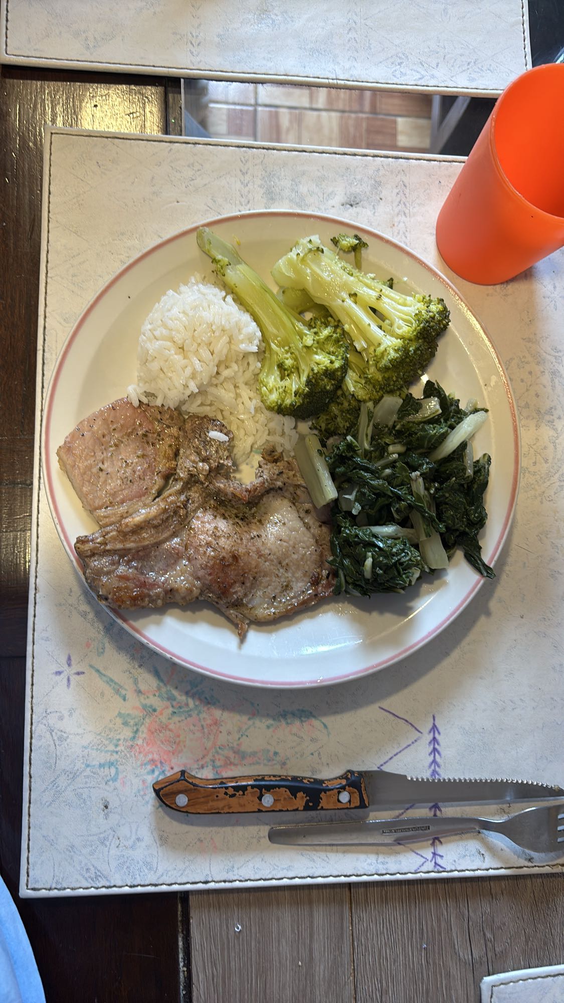 Chuleta con arroz y verduras