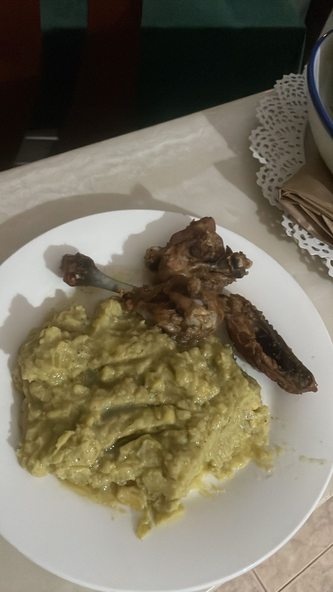 Pollo con puré de plátano