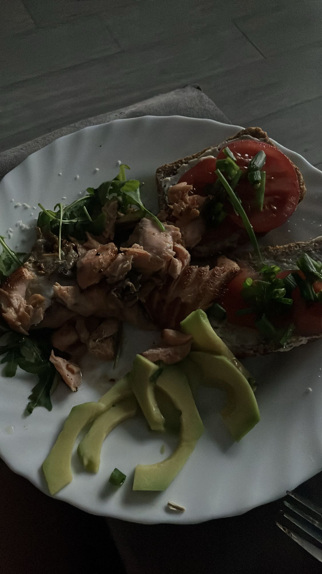 Kanapki z łososiem i awokado