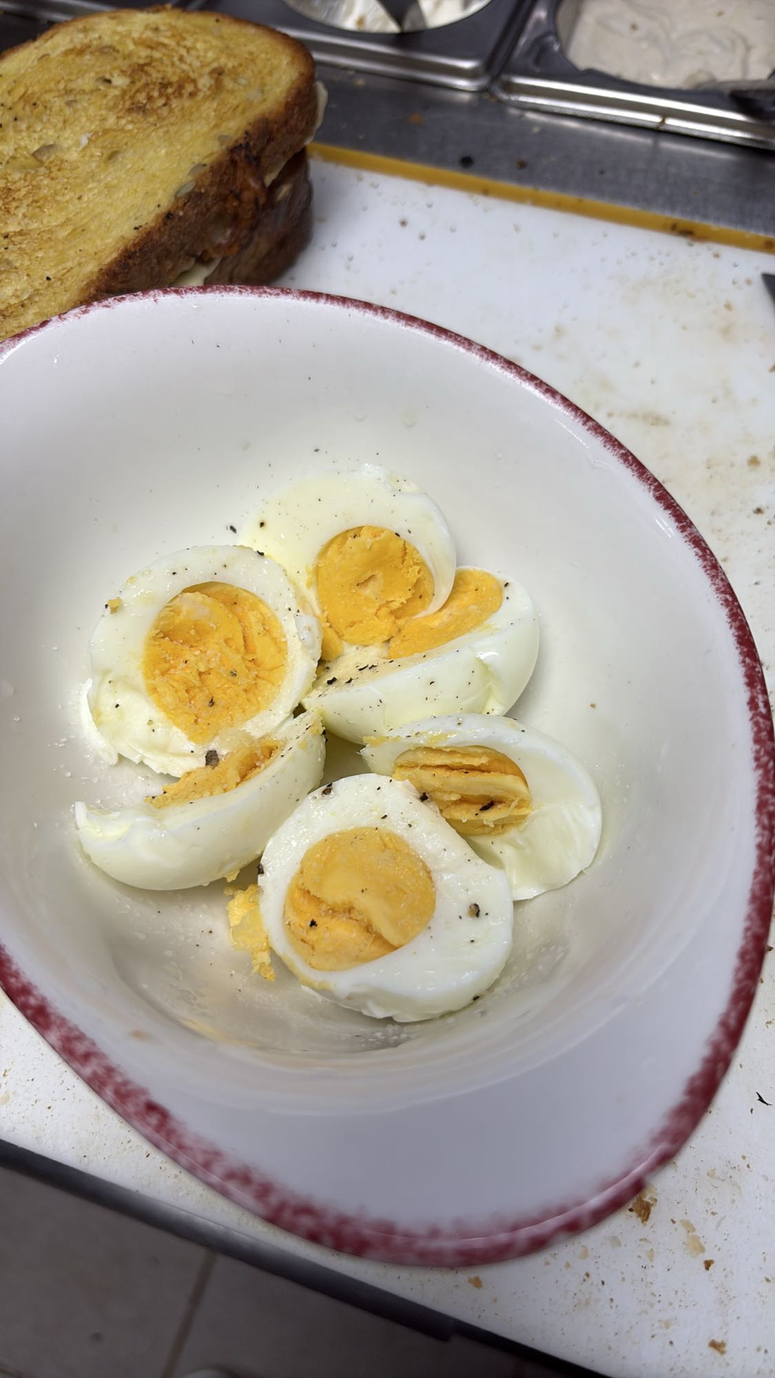 Huevos duros y sándwich