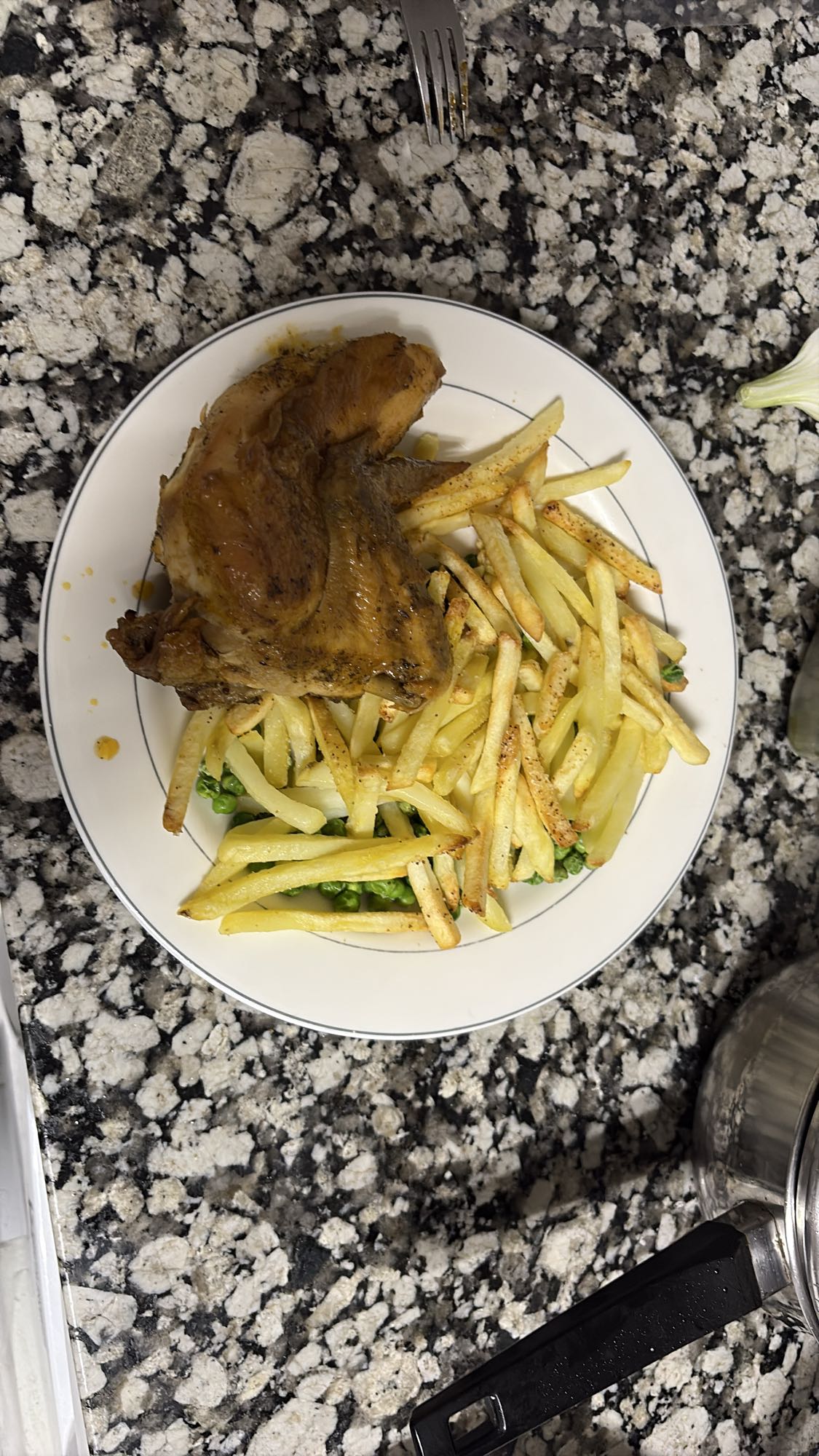 Pollo al horno con patatas y guisantes hechos en freidora de aire