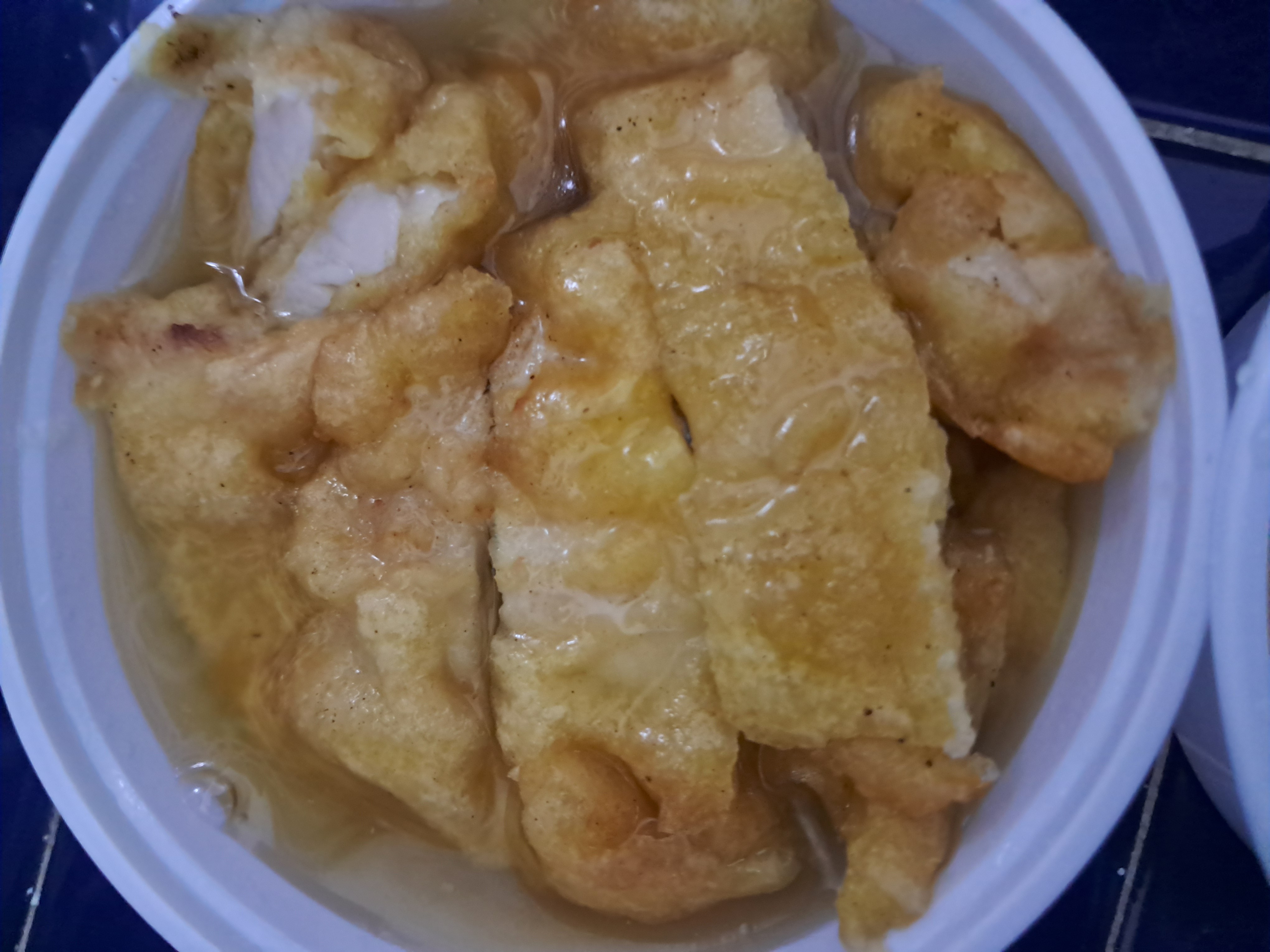 Pollo empanizado en caldo