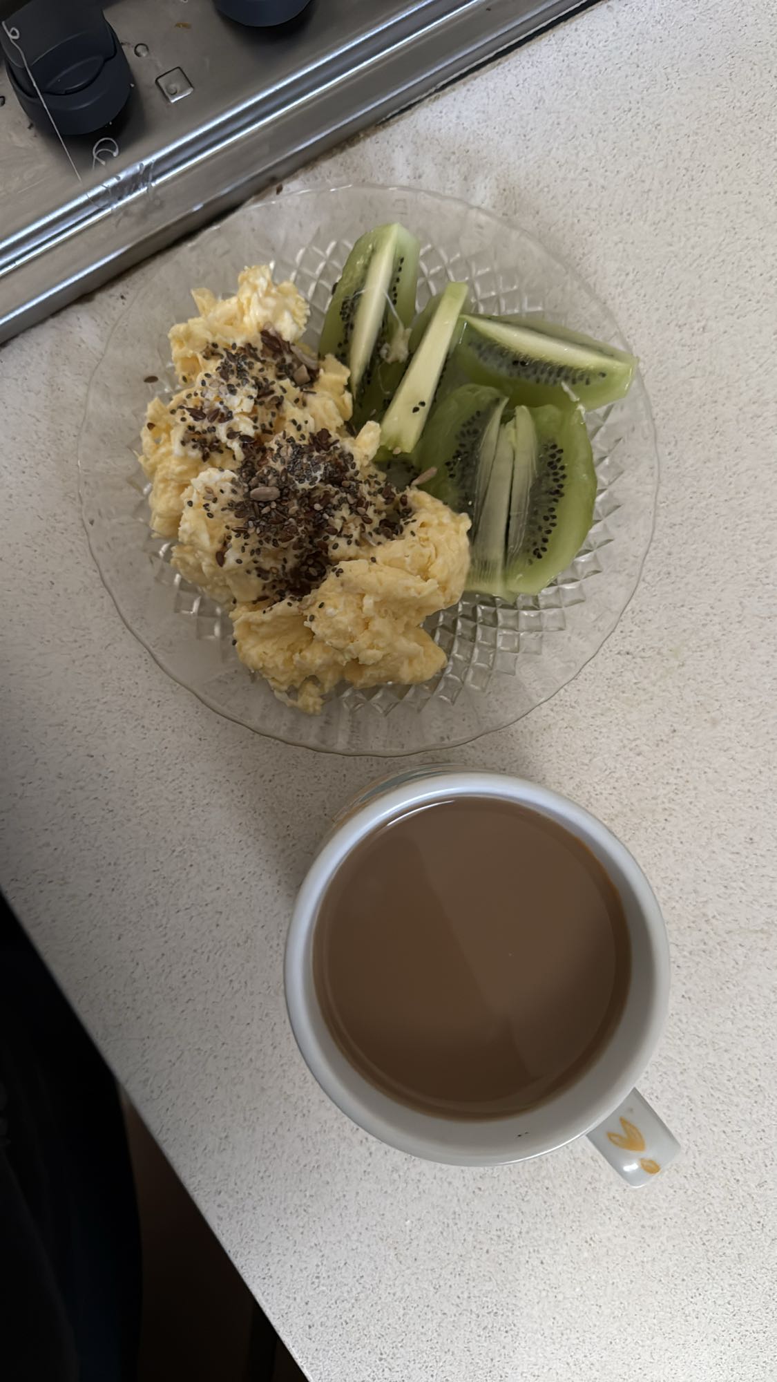 Desayuno con huevo y kiwi