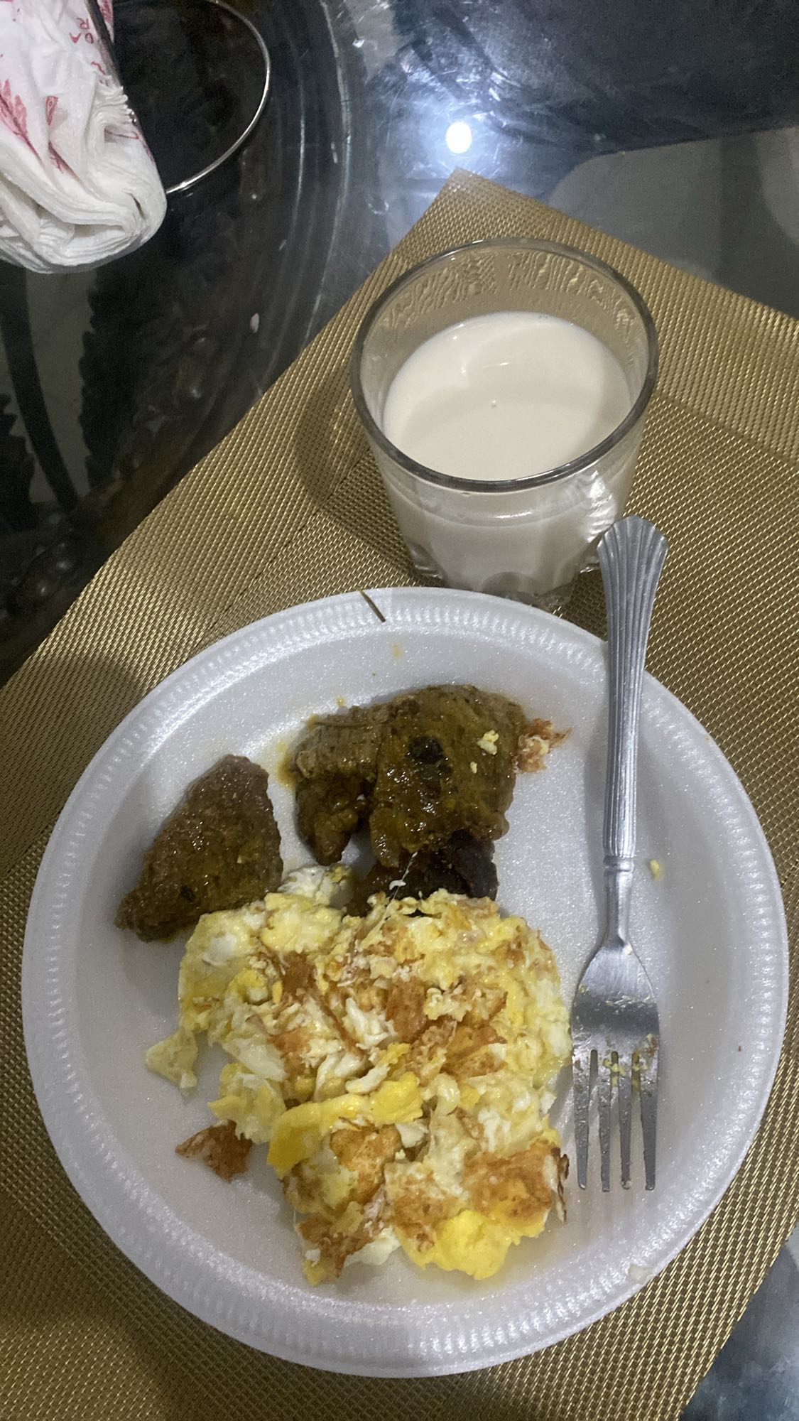 Huevos con carne y leche