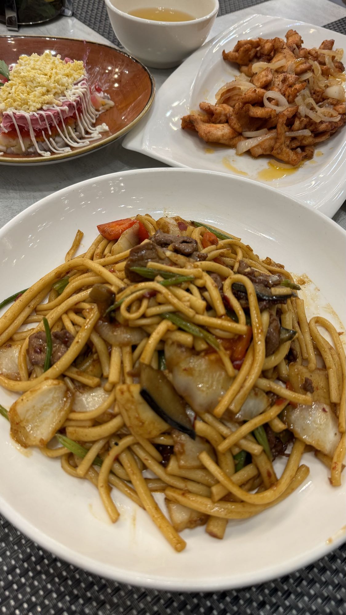 Лапша с мясом и салат