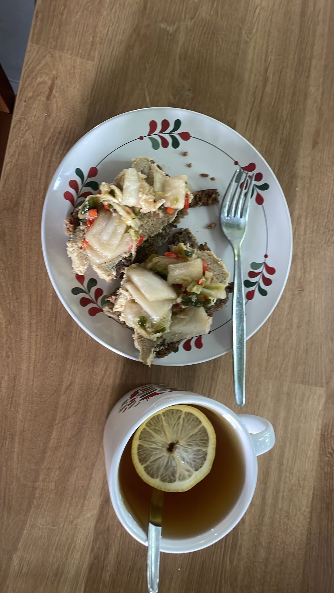 Kanapki z kimchi, pastą z warzyw i mięsa z rosołu oraz herbata