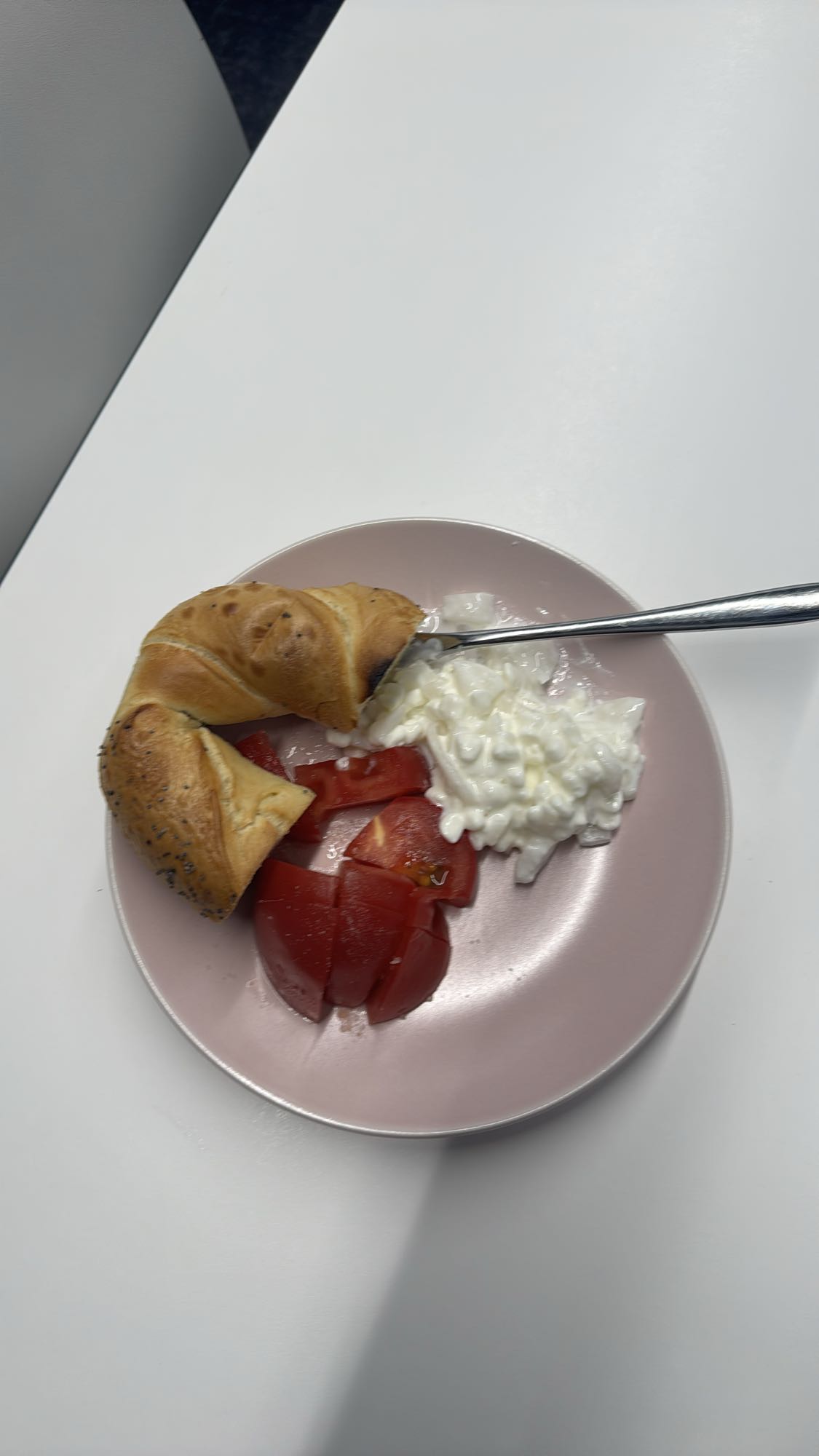 Bułka, serek wiejski, pomidor