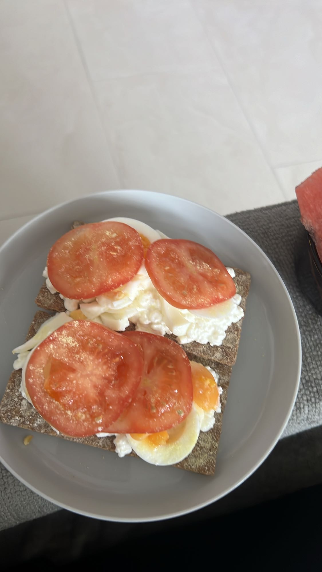 Knäckebröd med ägg & tomat