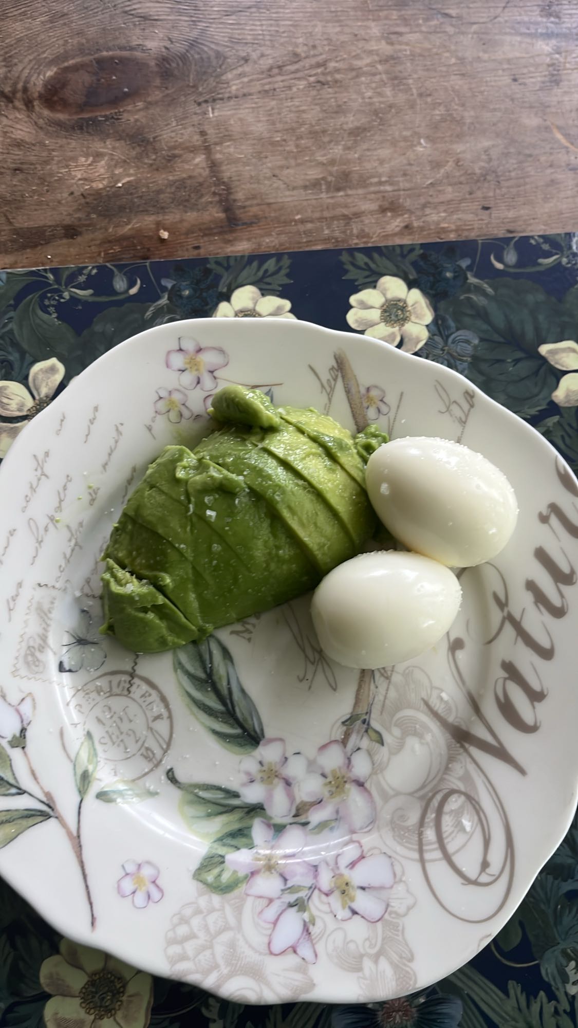 Ägg och avokado tallrik
